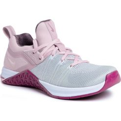Buty NIKE - Metcon Flyknit 3 AR5623 150 White/Plum Chalk/Matte Silver. Szare buty sportowe damskie Nike, bez wzorów, ze skóry ekologicznej, sportowe, do biegania. W wyprzedaży za 429,00 zł.
