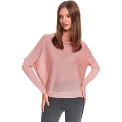 Sweter z dekoltem typu woda. Różowe swetry damskie Top Secret, na zimę, bez wzorów, z dzianiny, bez rękawów, bez kaptura. W wyprzedaży za 59,99 zł.