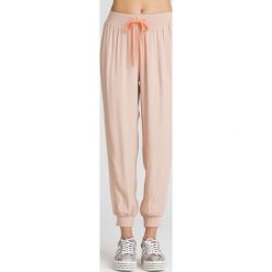 SPODNIE DRESOWE Twinset U&B. Różowe spodnie damskie Twinset U&B, s, z dresówki. Za 419,30 zł.