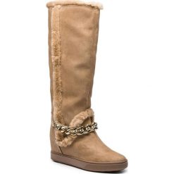 Kozaki GUESS - FLFSH4 ESU11 BISQU. Brązowe buty zimowe damskie Guess, z materiału, przed kolano, na wysokim obcasie. Za 739,00 zł.