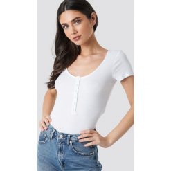 NA-KD Press Button Short Sleeve Top - White. Białe topy damskie marki NA-KD, bez wzorów, bez kołnierzyka. Za 100,95 zł.