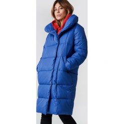 NA-KD Trend Kurtka watowana z szerokim kołnierzem - Blue. Niebieskie kurtki damskie marki NA-KD Trend, bez wzorów, z materiału, długie, bez kaptura. W wyprzedaży za 113,58 zł.
