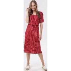 Czerwona Sukienka Kalinilla. Czerwone sukienki damskie Born2be, na lato, s, bez wzorów, bez kołnierzyka, bez rękawów. W wyprzedaży za 79,99 zł.