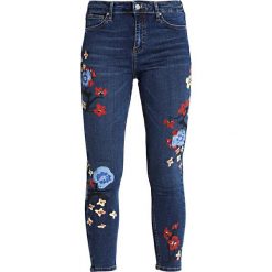 Topshop FLORAL PAINT JAMIE Jeans Skinny Fit middenim. Niebieskie rurki damskie marki Topshop, z elastanu. W wyprzedaży za 159,50 zł.