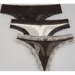 Stringi 3 pack - Czarny. Czarne stringi damskie Reserved, s, bez wzorów. Za 39,99 zł.