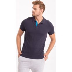 Koszulka polo męska TSM051AZ - GRANATOWY. Niebieskie koszulki męskie 4f, m, bez wzorów, z bawełny, polo, bez rękawów. W wyprzedaży za 29,99 zł.