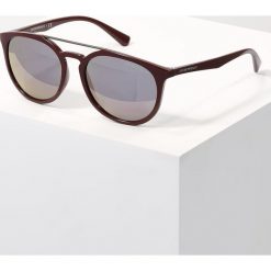 Emporio Armani Okulary przeciwsłoneczne bordeaux/dark grey mirror pink. Czerwone okulary przeciwsłoneczne damskie Emporio Armani. Za 579,00 zł.