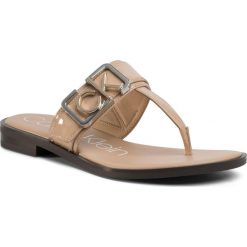Japonki CALVIN KLEIN - Tamura B4E7932 Desert Sand. Brązowe klapki damskie Calvin Klein, z aplikacjami, ze skóry ekologicznej, bez obcasa, na obcasie. W wyprzedaży za 299,00 zł.