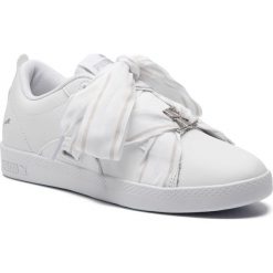 Sneakersy PUMA - Smash Wns Buckle 368081 02 Puma White/Puma SIlver. Białe półbuty damskie Puma, bez wzorów, ze skóry ekologicznej, bez obcasa, na płaskiej podeszwie, bez zapięcia. W wyprzedaży za 189,00 zł.