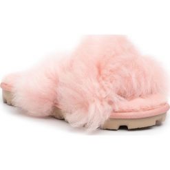 Kapcie UGG - W Fuzzalicious 1108917 Lss. Różowe klapki damskie Ugg, bez wzorów, ze skóry, bez obcasa. W wyprzedaży za 339,00 zł.