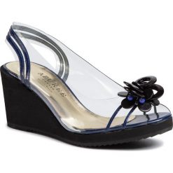 Sandały AZURÉE - Madi 8AN Tout Vernis Navy/Motif Bleu 04. Niebieskie klapki damskie Azurée, bez wzorów, z tworzywa sztucznego, bez obcasa, na koturnie. W wyprzedaży za 619,00 zł.