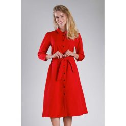 Sukienka w kolorze czerwonym. Czerwone sukienki damskie Moda na kolor, xs, w paski, z tkaniny, bez kołnierzyka, bez rękawów, midi, rozkloszowane. W wyprzedaży za 169,95 zł.
