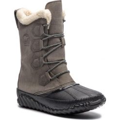 Śniegowce SOREL - Out N About Plus Tall NL3146 Quarry 052. Szare kozaki damskie Sorel, ze skóry, bez obcasa, bez zapięcia. W wyprzedaży za 369,00 zł.