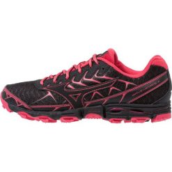 Mizuno WAVE HAYATE 4 Obuwie do biegania Szlak black/teaberry. Czarne buty damskie do biegania marki Mizuno, z tworzywa sztucznego, mizuno wave. Za 549,00 zł.
