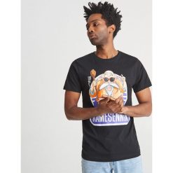 Koszulka z kolekcji Dragon Ball - Czarny. Czarne koszulki męskie Cropp, s, bez wzorów, bez kołnierzyka, bez rękawów. Za 59,99 zł.