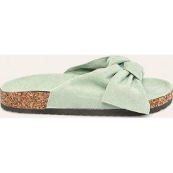 Answear - Klapki Anesia. Zielone klapki damskie ANSWEAR, bez wzorów, z gumy, bez obcasa, na obcasie. W wyprzedaży za 59,90 zł.