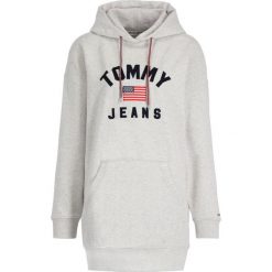 Sukienka dzianinowa Tommy Jeans Logo Detail DW0DW07233. Szare sukienki damskie Tommy Jeans, m, bez wzorów, z bawełny, bez kołnierzyka, bez rękawów. W wyprzedaży za 349,00 zł.