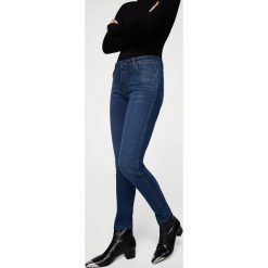 Mango - Jeansy Uptown2. Niebieskie rurki damskie marki Mango. W wyprzedaży za 99,90 zł.