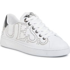 Sneakersy GUESS - Razz FL7RAZ ELE12 WHITE. Białe półbuty damskie Guess, na co dzień, z aplikacjami, ze skóry ekologicznej, bez obcasa, bez zapięcia. Za 499,00 zł.
