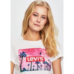 Levi's - Top. Białe bluzki damskie marki Levi's®, s, z nadrukiem, z bawełny, z okrągłym kołnierzem. Za 99,90 zł.