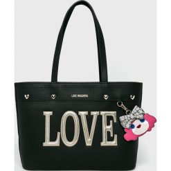 Love Moschino - Torebka. Czarne torby damskie na zakupy Love Moschino, w paski, ze skóry, na ramię, z aplikacjami. W wyprzedaży za 449,90 zł.