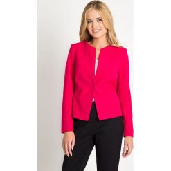 Malinowy trapezowy żakiet QUIOSQUE. Różowe marynarki i żakiety damskie QUIOSQUE, z tkaniny, eleganckie. W wyprzedaży za 79,99 zł.