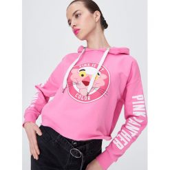 Bluza z kapturem Różowa Pantera - Różowy. Różowe bluzy damskie Sinsay, s, bez wzorów, bez rękawów, z kapturem. W wyprzedaży za 19,99 zł.