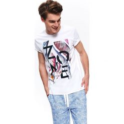 T-shirt z nadrukiem. Białe t-shirty męskie Top Secret, na zimę, xxl, z nadrukiem, z bawełny, bez kołnierzyka, krótkie. W wyprzedaży za 19,99 zł.
