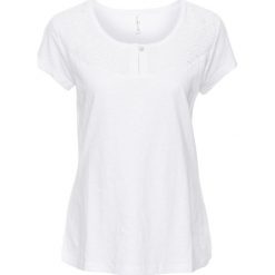 Shirt z ażurowym wzorem bonprix biały. Białe koszulki damskie bonprix, w kwiaty, bez kołnierzyka, bez rękawów. Za 49,99 zł.
