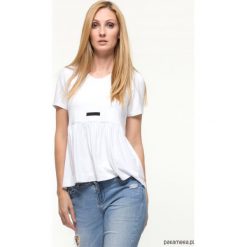 Bluzka biała YY500248_RAL9003. Białe bluzki damskie Pakamera, bez wzorów, z okrągłym kołnierzem, bez rękawów. Za 250,00 zł.