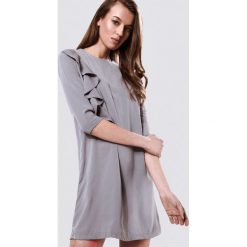 Szara Sukienka Accumulate. Szare sukienki damskie Born2be, na imprezę, s, bez wzorów, z tkaniny, z okrągłym kołnierzem, bez rękawów, długie, mini. Za 59,99 zł.