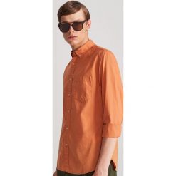 Gladka koszula regular fit - Pomarańczowy. Pomarańczowe koszule męskie Reserved, s, bez wzorów, bez kołnierzyka, bez rękawów. W wyprzedaży za 49,99 zł.