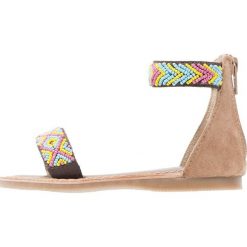 XTI Sandały camel. Brązowe sandały chłopięce marki Xti, z materiału, z otwartym noskiem. W wyprzedaży za 160,30 zł.