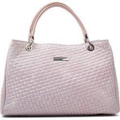 Torebki klasyczne damskie: Skórzana torebka w kolorze jasnoróżowym – 33 x 23 x 11 cm