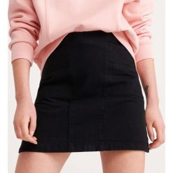 Spódnica jeansowa - Czarny. Czarne spódniczki damskie Reserved, bez wzorów, z jeansu. Za 89,99 zł.