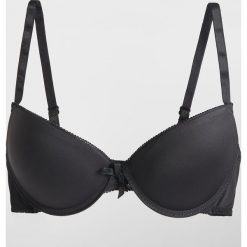 Biustonosz - Czarny. Czarne biustonosze marki Sinsay, bez wzorów. Za 29,99 zł.
