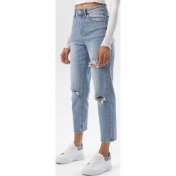 Jasnoniebieskie Jeansy Boyfriend Laminope. Niebieskie jeansy damskie Born2be. W wyprzedaży za 159,99 zł.