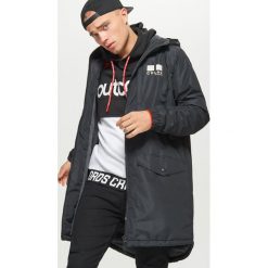 Sportowy płaszcz z kapturem - Czarny. Czarne płaszcze męskie marki Cropp, s, sportowe. Za 229,99 zł.