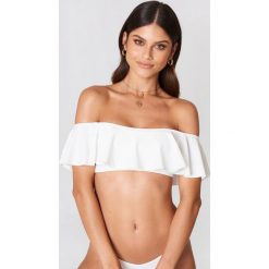 Debiflue x NA-KD Góra bikini z falbaną - White. Białe bez kategorii marki Debiflue x NA-KD. Za 91,95 zł.
