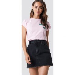 NA-KD Trend T-shirt z surowym wykończeniem Good Try - Pink. Białe t-shirty damskie marki NA-KD Trend, z nadrukiem, z jersey, z okrągłym kołnierzem. Za 72,95 zł.