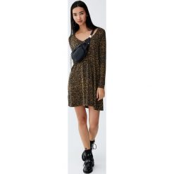 Sukienka z krepy z długimi rękawami i guzikami. Zielone sukienki damskie Pull&Bear, bez wzorów, bez kołnierzyka, z długim rękawem, długie. Za 59,90 zł.