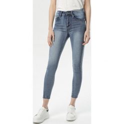 Niebieskie Jeansy Slim Arastellia. Niebieskie jeansy damskie Born2be. Za 79,99 zł.