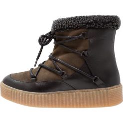 Pieces PSPACCIA Botki na platformie dark olive. Zielone buty zimowe damskie Pieces, z materiału, na platformie. W wyprzedaży za 407,20 zł.