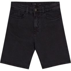 Kolorowe denimowe bermudy. Czarne spodenki i szorty męskie Pull&Bear, m, bez wzorów. Za 49,90 zł.