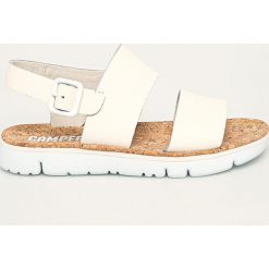 Camper - Sandały skórzane Oruga Sandal. Białe klapki damskie Camper, bez wzorów, ze skóry, bez obcasa, na obcasie. Za 419,90 zł.