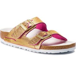 Klapki BIRKENSTOCK - Arizona Rivet Logo 1012946 Metallic Cuts Magenta. Żółte klapki damskie Birkenstock, bez wzorów, ze skóry, bez obcasa. W wyprzedaży za 339,00 zł.