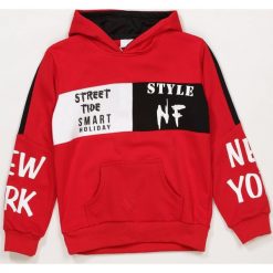 Czerwona Bluza Haleemah. Czerwone swetry chłopięce Born2be, z nadrukiem, z kapturem. Za 59,99 zł.