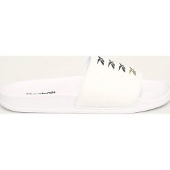 Reebok Classic - Klapki. Białe kapcie męskie Reebok Classic, z materiału. W wyprzedaży za 79,90 zł.