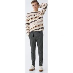 Spodnie chinosy carrot. Brązowe spodnie męskie marki Pull&Bear, m, bez wzorów. Za 89,90 zł.
