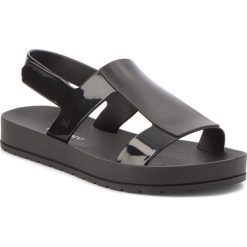 Sandały ZAXY - Ever Sandal Fem 17368 Black 90058 AA285038 02064. Czarne klapki damskie Zaxy, bez wzorów, z tworzywa sztucznego, bez obcasa. W wyprzedaży za 129,00 zł.